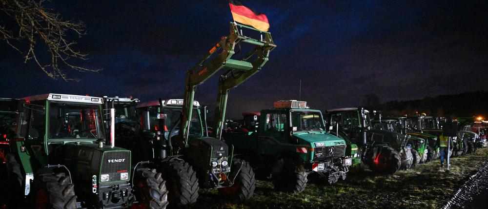 Ein Mahnfeuer als Protestaktion gegen die Sparpläne der Bundesregierung in Rangendingen.