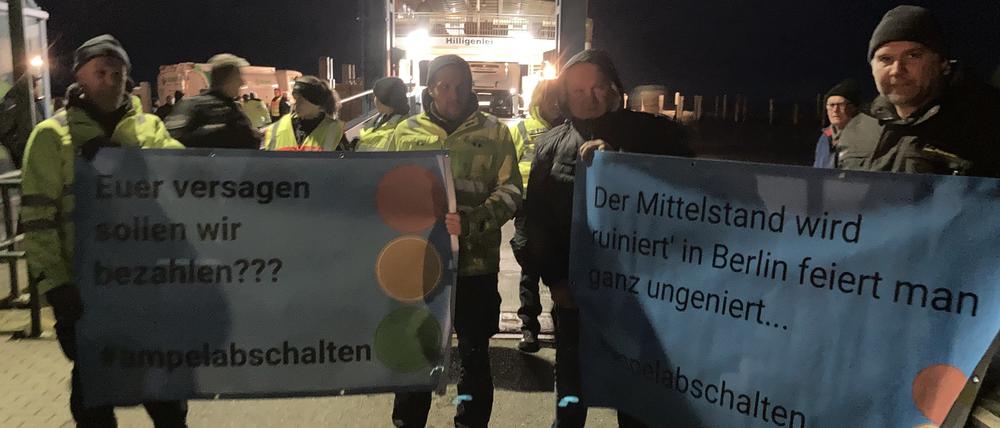 Wütende Bauern hinderten Vizekanzler Robert Habeck (Grüne) in Schlüttsiel in Schleswig-Holstein am Verlassen einer Fähre.