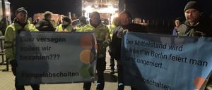 Wütende Bauern hinderten Vizekanzler Robert Habeck (Grüne) in Schlüttsiel in Schleswig-Holstein am Verlassen einer Fähre. 