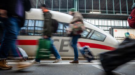 Fahrgäste an einem Bahnsteig des Stuttgarter Hauptbahnhofs (Archivbild von 2023).