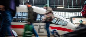 Fahrgäste an einem Bahnsteig des Stuttgarter Hauptbahnhofs (Archivbild von 2023).