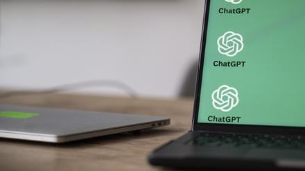 Auf dem Bildschirm eines Laptops ist das Symbol von ChatGPT zu sehen.