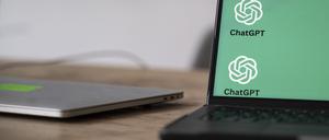 Auf dem Bildschirm eines Laptops ist das Symbol von ChatGPT zu sehen.