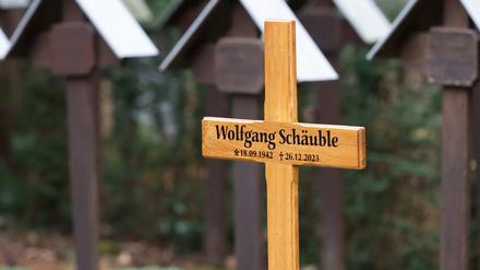 Ein Kreuz kennzeichnet am Rande der Trauerfeier für Wolfgang Schäuble die Grabstätte auf dem Friedhof.