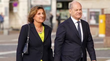 Bundeskanzler Olaf Scholz (SPD, r) und seine Ehefrau Britta Ernst arbeiten beide in der Politik.