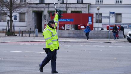 03.01.2024, Berlin: Ein Polizeibeamter regelt den Verkehr am Fehrbelliner Platz. Nach dem schweren Zusammenstoß mehrerer Autos in Berlin-Wilmersdorf ist die genaue Unfallursache noch unklar. Eine Polizeisprecherin teilte am Mittwochmorgen aber mit, dass zum Zeitpunkt des Unfalls am Dienstagabend an der Kreuzung am Fehrbelliner Platz die Ampel ausgefallen war. Foto: Annette Riedl/dpa +++ dpa-Bildfunk +++