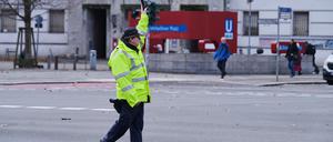 03.01.2024, Berlin: Ein Polizeibeamter regelt den Verkehr am Fehrbelliner Platz. Nach dem schweren Zusammenstoß mehrerer Autos in Berlin-Wilmersdorf ist die genaue Unfallursache noch unklar. Eine Polizeisprecherin teilte am Mittwochmorgen aber mit, dass zum Zeitpunkt des Unfalls am Dienstagabend an der Kreuzung am Fehrbelliner Platz die Ampel ausgefallen war. Foto: Annette Riedl/dpa +++ dpa-Bildfunk +++