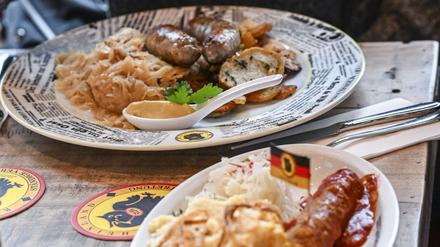 Zwei Frauen essen und trinken im Restaurant Ständige Vertretung.