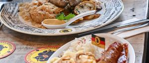 Zwei Frauen essen und trinken im Restaurant Ständige Vertretung.