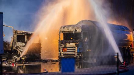 Ein Tanklastzug, aus dem Flüssiggas entweicht, wird von Feuerwehrkräften im Gewerbegebiet «Brandenburg Park» in Ludwigsfelde gekühlt. 