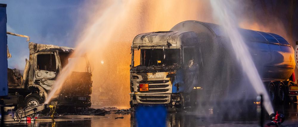 Ein Tanklastzug, aus dem Flüssiggas entweicht, wird von Feuerwehrkräften im Gewerbegebiet «Brandenburg Park» in Ludwigsfelde gekühlt. 