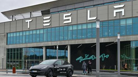 Ein Elektrofahrzeug vom Typ Tesla Model Y steht vor der Tesla Gigafactory Berlin-Brandenburg. 