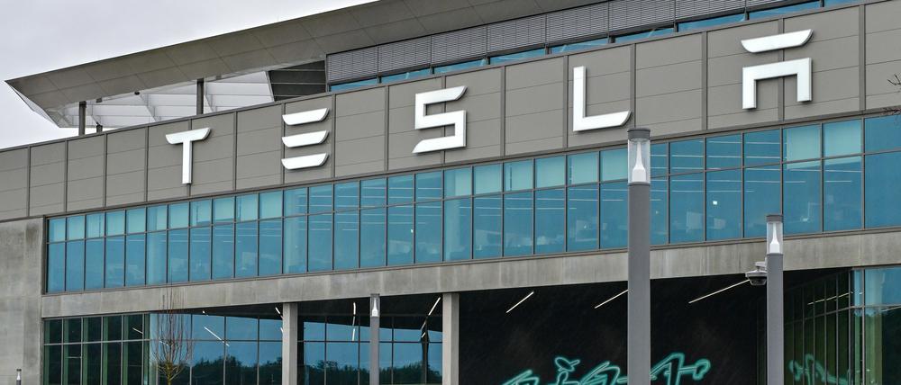 Ein Elektrofahrzeug vom Typ Tesla Model Y steht vor der Tesla Gigafactory Berlin-Brandenburg.