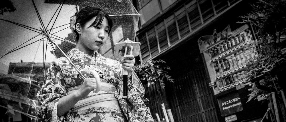 Meg Hewitt: „Girl with a selfie stick“, Kyoto 2016.