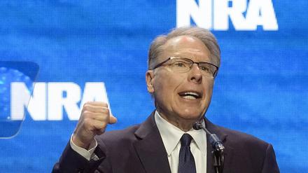 Rückzug nach mehr als 30 Jahren an der Spitze der einflussreichen Organisation: Der Chef des US-Waffenlobbyverbands National Rifle Association (NRA), Wayne LaPierre, gibt auf.