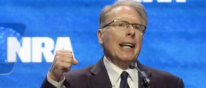 Rückzug nach mehr als 30 Jahren an der Spitze der einflussreichen Organisation: Der Chef des US-Waffenlobbyverbands National Rifle Association (NRA), Wayne LaPierre, gibt auf.