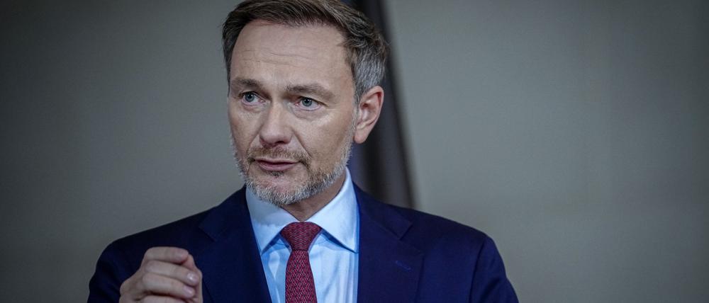 Nach Ansicht von Bundesfinanzminister Christian Lindner (FDP) muss die Höhe des Bürgergelds neu berechnet werden.