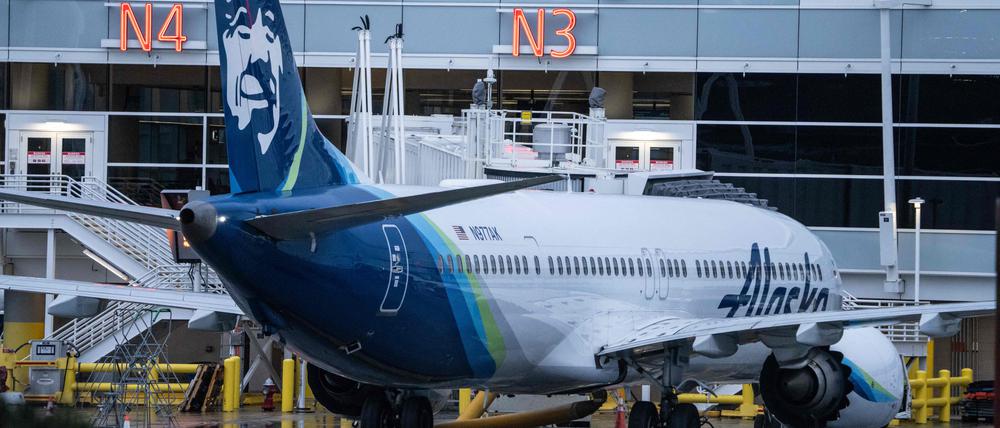 Alaska Airlines hat ein Flugverbot für ihre 737 MAX 9 verhängt, nachdem während eines Fluges von Portland Oregon nach Ontario, Kalifornien, ein Teil des Rumpfes weggeblasen wurde.