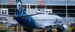 Alaska Airlines hat ein Flugverbot für ihre 737 MAX 9 verhängt, nachdem während eines Fluges von Portland Oregon nach Ontario, Kalifornien, ein Teil des Rumpfes weggeblasen wurde. 