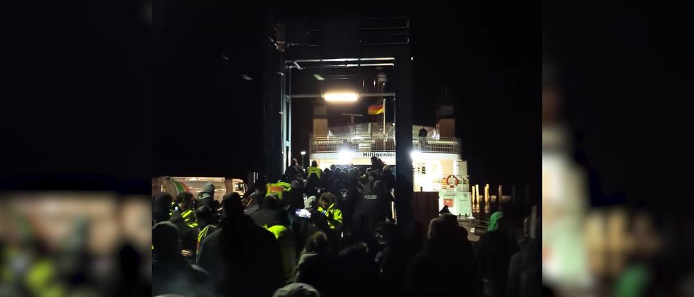 Wütende Bauern hindern Vizekanzler Robert Habeck (Grüne) in Schlüttsiel in Schleswig-Holstein am Verlassen einer Fähre.