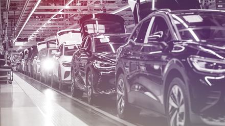 Im Dezember sind in Deutschland trotz des abrupten Förderstopps für reine Elektroautos deutlich mehr solcher Fahrzeuge neu zugelassen worden als einen Monat zuvor.