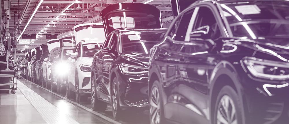 Im Dezember sind in Deutschland trotz des abrupten Förderstopps für reine Elektroautos deutlich mehr solcher Fahrzeuge neu zugelassen worden als einen Monat zuvor.