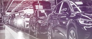 Im Dezember sind in Deutschland trotz des abrupten Förderstopps für reine Elektroautos deutlich mehr solcher Fahrzeuge neu zugelassen worden als einen Monat zuvor.