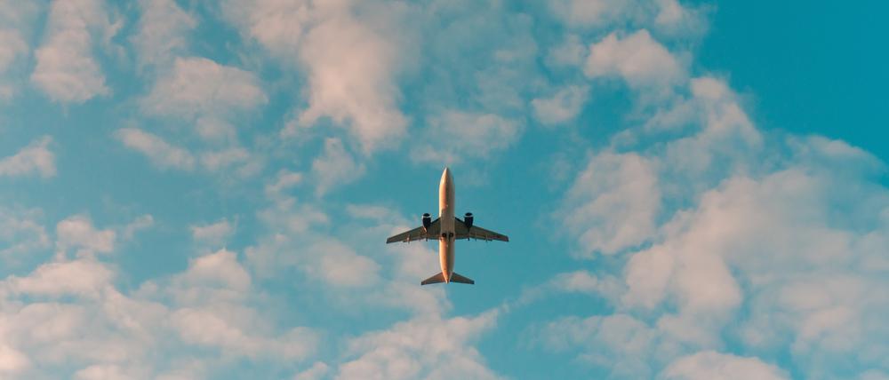 Steil nach oben: Die Kosten für Flugreisen sollen steigen. Passagiere wird dies gleich doppelt treffen.