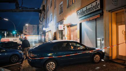 Ein Pkw steht in der Eingangstür eines Juweliers in Steglitz. 