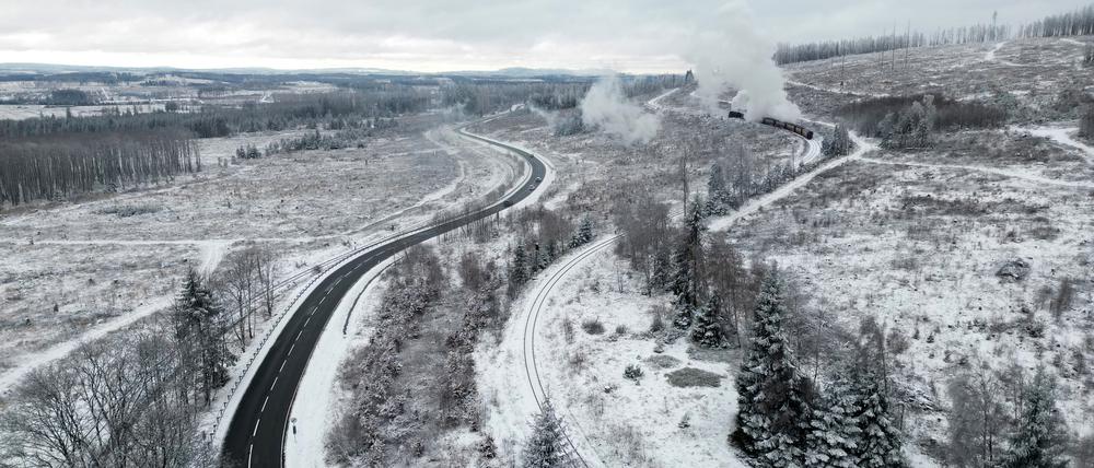 Schneebedeckt ist die Landschaft bei Drei-Annen-Hohne (Wernigerode) am frühen Sonntagmorgen.