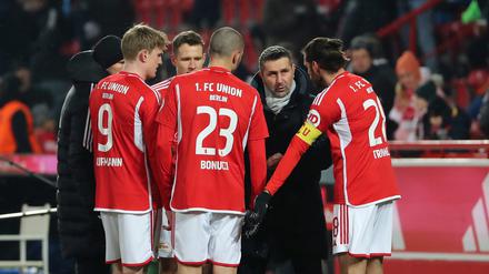 Trainer Nenad Bjelica und sein Team haben bis zum Punktspielstart noch einiges zu besprechen.