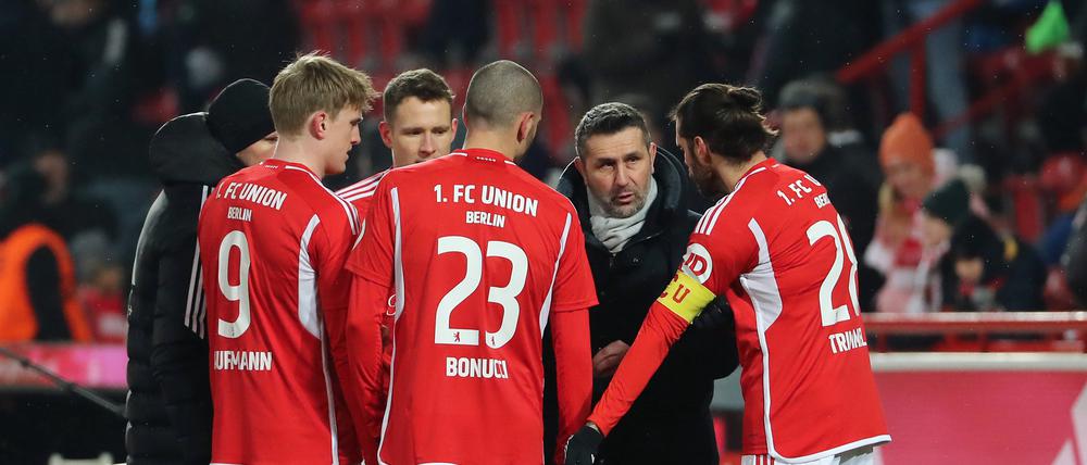 Trainer Nenad Bjelica und sein Team haben bis zum Punktspielstart noch einiges zu besprechen.