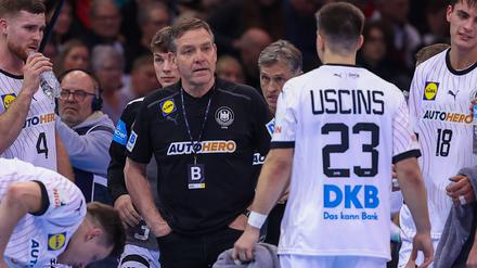 Optimistisch. Bundestrainer Alfred Gislason inmitten seiner Spieler.