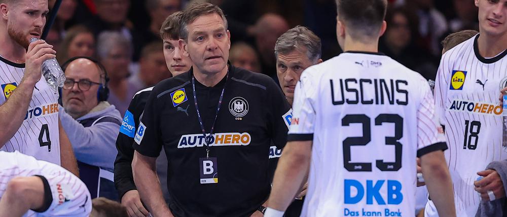 Optimistisch. Bundestrainer Alfred Gislason inmitten seiner Spieler.