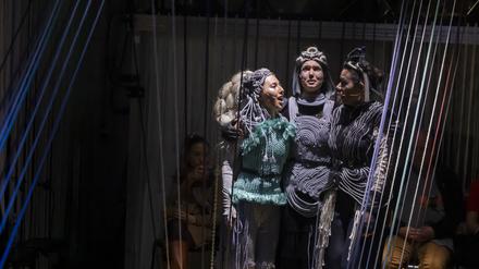 Zusammen Fallen Neuköllner Oper