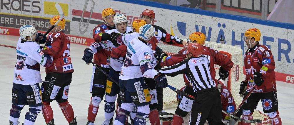 Getümmel. Zwischen der internationalen Auswahl aus Bremerhaven und den Berlinern ging es hoch her.