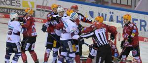 Getümmel. Zwischen der internationalen Auswahl aus Bremerhaven und den Berlinern ging es hoch her.