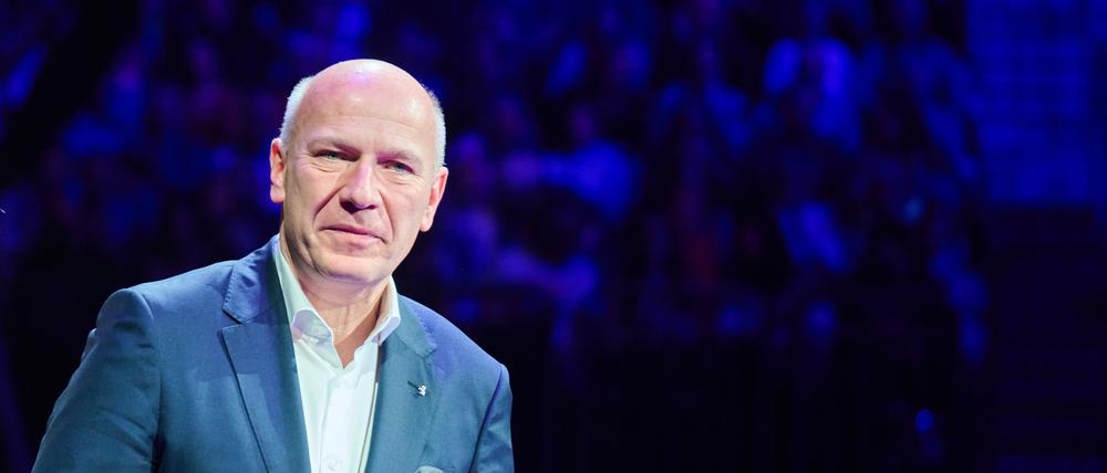 Bei seinem ersten öffentlichen Auftritt nach der Bestätigung seiner Beziehung zur Bildungssenatorin eröffnet Kai Wegner die Show „Feuerwerk der Turnkunst“.