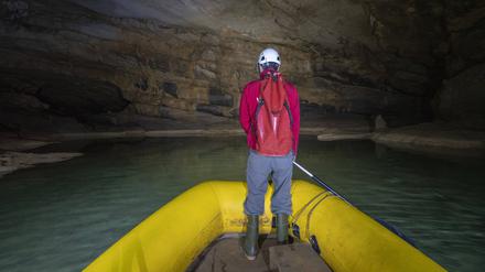 Die Krizna Jama Höhle in Slowenien ist ein beliebtes Ausflugsziel bei Touristen. 