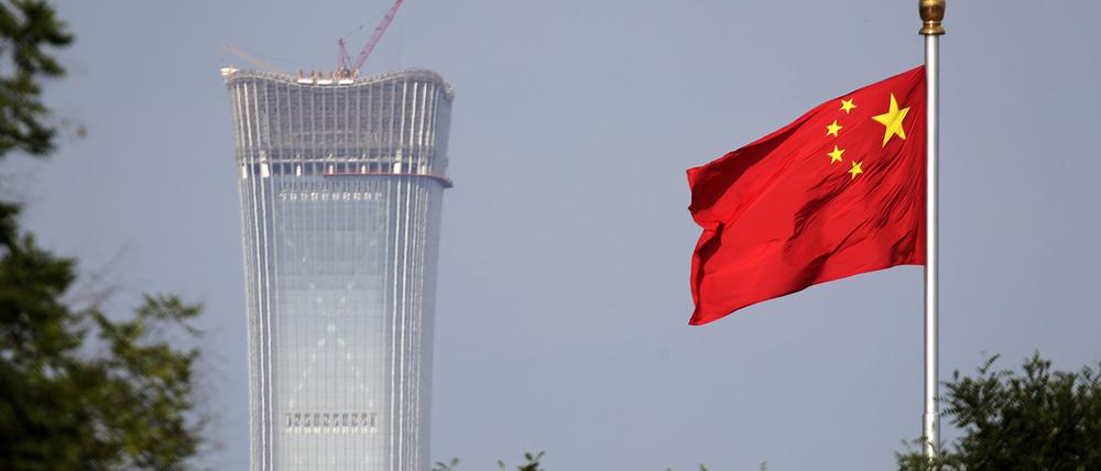 Eine chinesische Nationalflagge weht auf dem Tiananmen-Platz. 