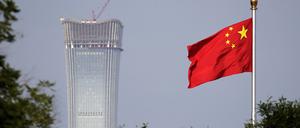 Eine chinesische Nationalflagge weht auf dem Tiananmen-Platz.