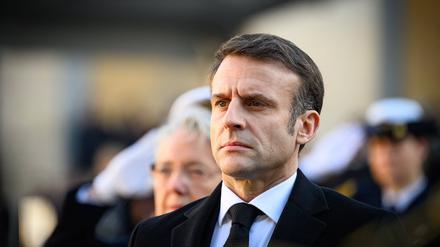 Emmanuel Macron steht im Vordergrund, dahinter die derzeitige Premierministerin Elisabeth Borne.