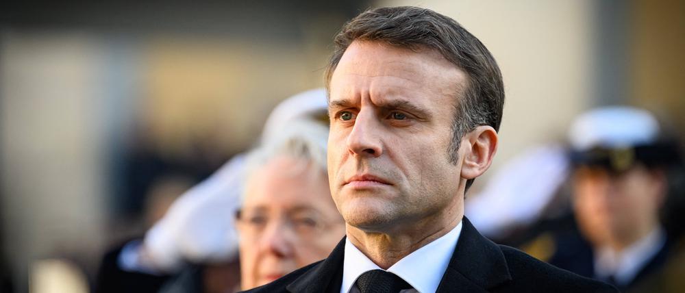 Emmanuel Macron steht im Vordergrund, dahinter die derzeitige Premierministerin Elisabeth Borne.