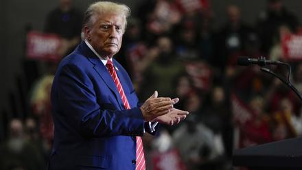 Donald Trump, ehemaliger Präsident der USA, steht auf der Bühne, nachdem er während einer Wahlkampfveranstaltung gesprochen hat. 