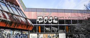 Das Sport- und Erholungszentrum (SEZ) an der Landsberger Allee. Das frühere Sport- und Erholungszentrum (SEZ) in Berlin, Vorzeige-Erlebnisbad der DDR, soll abgerissen werden. Laut aktuellem Bebauungsplan sollen auf dem Gelände rund 500 Wohnungen und eine neue Schule gebaut werden. +++ dpa-Bildfunk +++