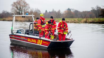 Einsatzkräfte der DLRG sind mit einem Boot auf der Hunte am Achterdiek unterwegs, um treibende Baumstämme und Wurzeln aus dem Wasser zu entfernen. Die treibenden Stämme könnten den Deich und das nahegelegene Wasserkraftwerk an der Hunte beschädigen. Die Hochwasserlage an der Hunte bleibt angespannt. 