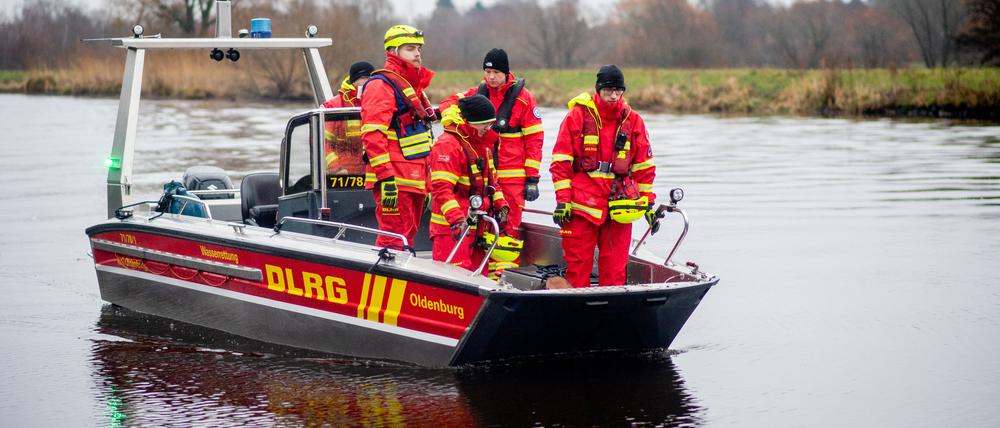 Einsatzkräfte der DLRG sind mit einem Boot auf der Hunte am Achterdiek unterwegs, um treibende Baumstämme und Wurzeln aus dem Wasser zu entfernen. Die treibenden Stämme könnten den Deich und das nahegelegene Wasserkraftwerk an der Hunte beschädigen. Die Hochwasserlage an der Hunte bleibt angespannt. 