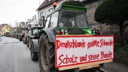 Traktoren stehen in der Ortsdurchfahrt von Kiebingen und machen Pause von ihren Konvoifahrten. 