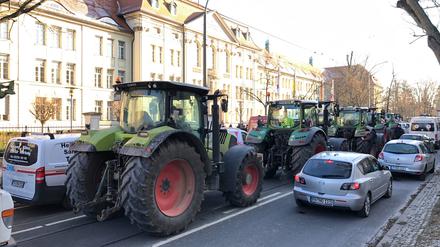 Hunderte Traktoren rollen am Montag zur Brandenburger Staatskanzlei in Potsdam.