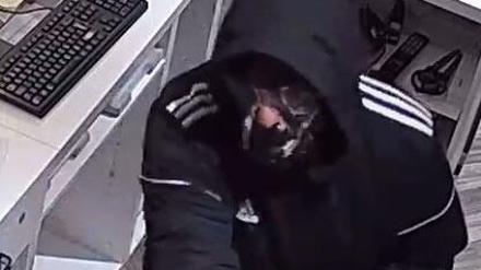  Die Polizei sucht mit Bildern einer Überwachungskamera nach einem Räuber.